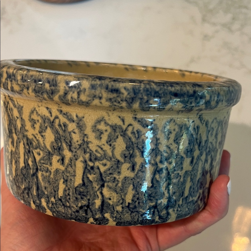 RRP CO Roseville, O USA Blue and Cream Ceramic  Bowl - Picture 7 of 9